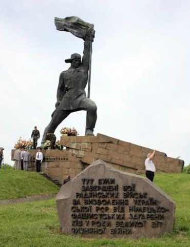 У подножия памятника "Украина - освободителям" в Ужгороде