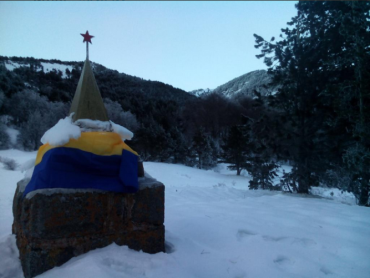 Русский в новогоднюю ночь поднял над самой высокой точкой Крыма украинский флаг