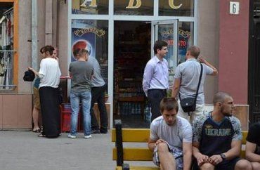 В Ужгороде торгашей лишат лицензии за продажу детям водки