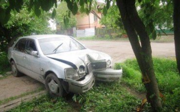 Водитель автомобиля «Тойота Аурис» на скорости врезалась в дерево