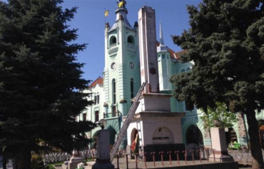 В городе Мукачево из обелиска славы сбивают всю коммунистическую символику