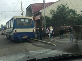 В Ужгороді на вулиці Гагаріна горить маршрутка