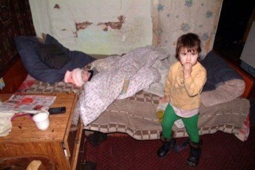 В Закарпатье мама заперла голодных детей в доме на несколько дней