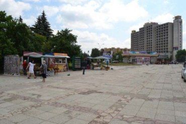 Центральная площадь в Ужгороде превращается в каменное поле