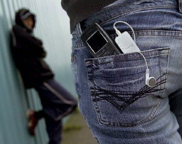 Милиционер вернул ужгородке похищенный мобильный телефон