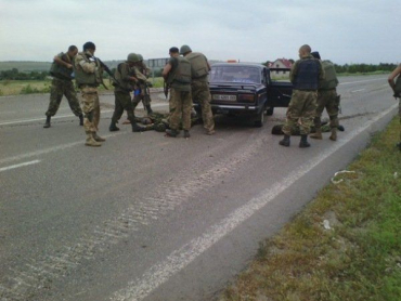 Бойцы 128-й бригады задерживают автомобили с террористами из ЛНР