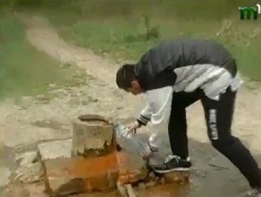 Источник минеральной воды в Боздошском парке утопает в мусоре