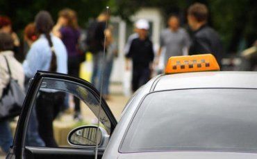 В Мукачево 4 пассажира напали на таксиста и ограбили его на 4 000 гривен