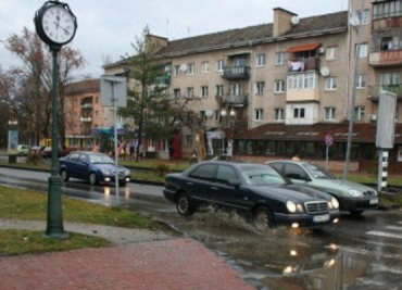 В Ужгороде ливень затопил дороги, часть домов осталась без света
