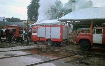 Пожар на территории деревообрабатывающего предприятия потушили