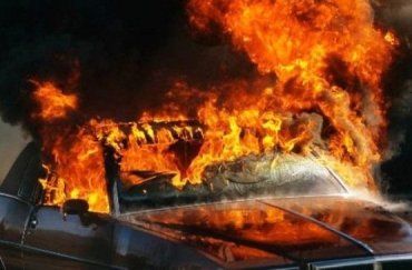 В Ужгороде дотла сгорел автомобиль редактора газеты "Трибуна"