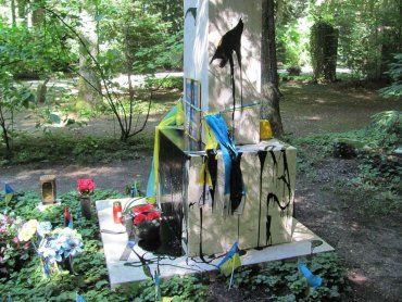 В Мюнхене неизвестные активисты облили черной краской могилу Бандеры