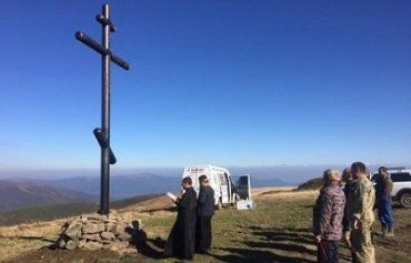 На месте сожженного креста на Полонине Руна установили новый