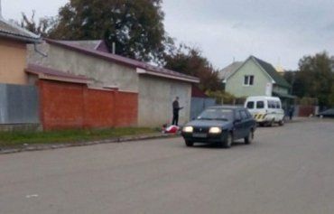 В Мукачево посреди улицы обнаружили труп женщины