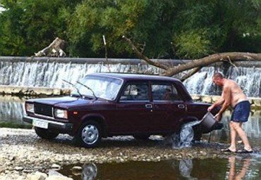В Ужгороде река Уж настолько обмельчала, что приходится мыть машину в Невицком