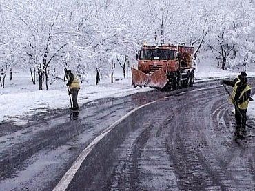 Спецтехника автодорожников продолжает расчищать дороги в Закарпатье