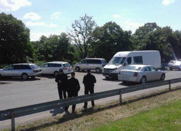 На кордоні зі Словаччиною збиралися власники авто на іноземних номерах