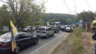 Водители авто с иностранными номерами перекрыли границу на КПП "Ужгород"