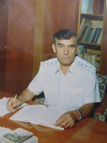 Колишній берегівський прокурор Іван Івашкович у службовому кабінеті (1999)