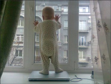 В Мукачево годовалый ребенок выпал из окна с 8-го этажа