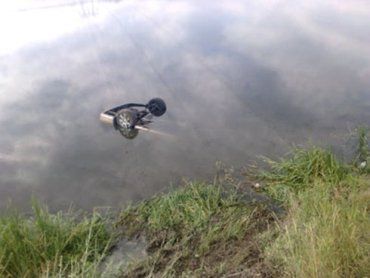 В Киеве авто поскользнулось на щебне и упало в озеро
