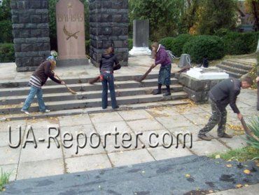 Молодёжь убирала Холм Славы в Ужгороде