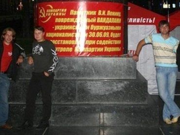 Киевские коммунисты уже неделю ночуют у памятника Ленину