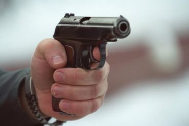 В Ужгороді правоохоронцям вдалося затримати зловмисника з пістолетом.