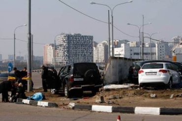 В Москве две иномарки протаранили забор автосалона «Мерседес»