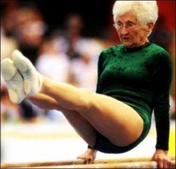86-летняя гимнастка Джоанна Каас без проблем сделала кульбит на брусьях