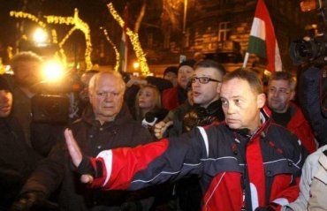 Венгрия с нового года живет по "тиранической" конституции