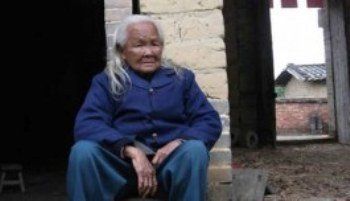 95-летняя жительница Сю Фэнг спустя 6 дней после похорон выбралась из гроба