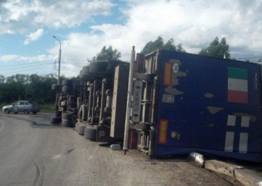 В Закарпатье камион Volvo перевернулся из-за лопнувшего колеса