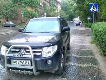 В Ужгороде водитель Mitsubishi Pajero купил водительские права?