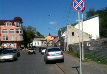 В Ужгороде даже гаишники игнорируют знаки о запрете парковки