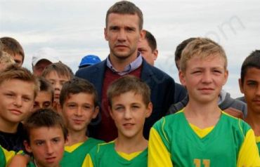 Андрей Шевченко побывал в Ужгороде и вручил детям кубки
