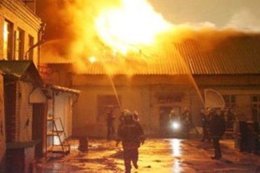 В городе Иршава спасатели потушили крупный пожар на складах