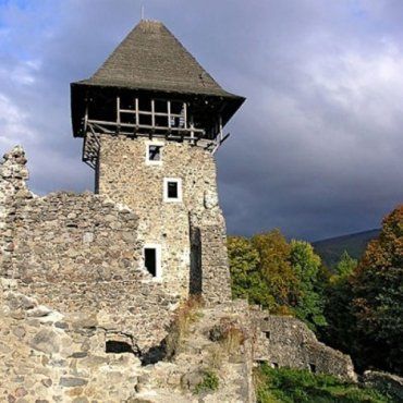 Под Ужгородом постепенно исчезает средневековый замок