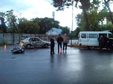 В Ужгороде мотоциклист врезался в Daewoo Lanos и разбился