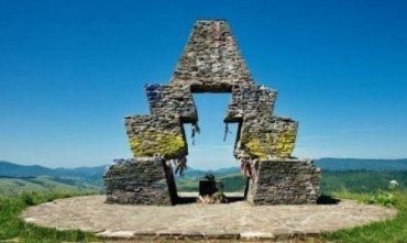 "Свободовцы" хотят уничтожить памятник на Верецком перевале
