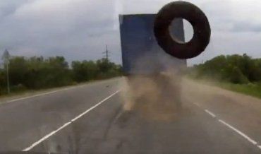 В Тячевском районе у грузовика отвалилось переднее правое колесо