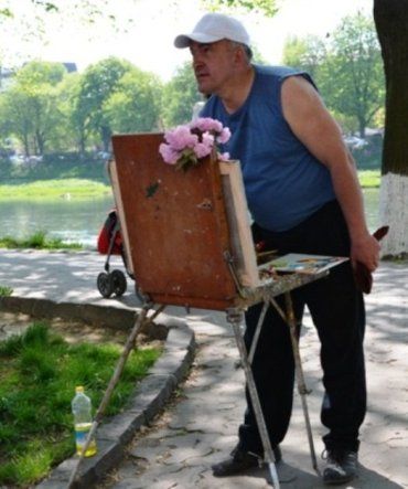 Вдохновленные цветом сакур художники вышли на улицы Ужгорода