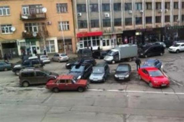 На улицах Ужгорода яблоку негде упасть, не то, что припарковаться