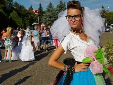 Парад невест в Ужгороде уже давно напоминает всем клоунаду