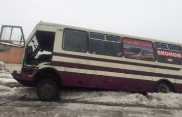 Возле Ужгорода рейсовый автобус съехал в кювет