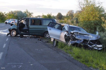 В Венгрии при лобовом столкновении на шоссе трое пострадавших