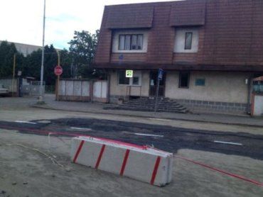Разметкой по ямах отремонтировали в Ужгороде улицу Шумную