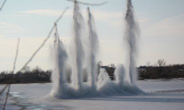Спасателям сообщили о создании ледового затора под мостом в русле реки Апшица