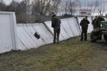 В Иршавском районе водитель "Мерса" въехал в бетонный забор