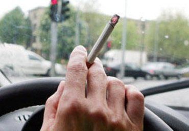 Водители маршруток Ужгорода работают с сигаретой за рулем